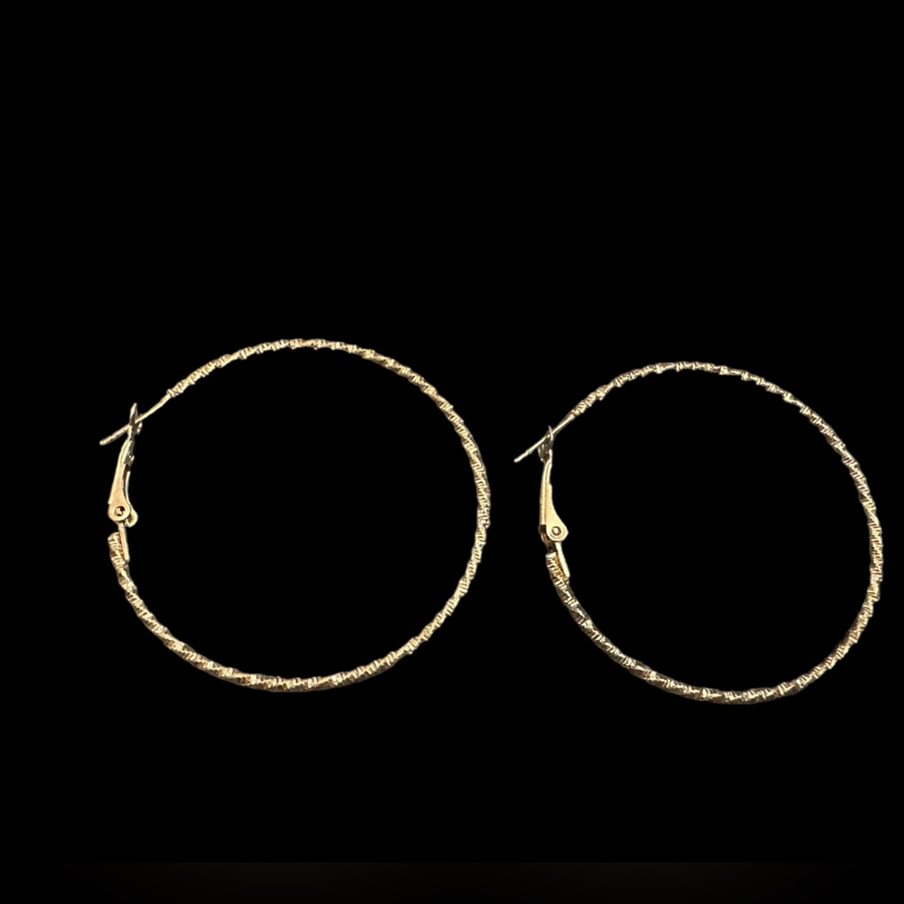 GOLD TONED MEDIUM SIZED HOOP EARRINGS NWOT